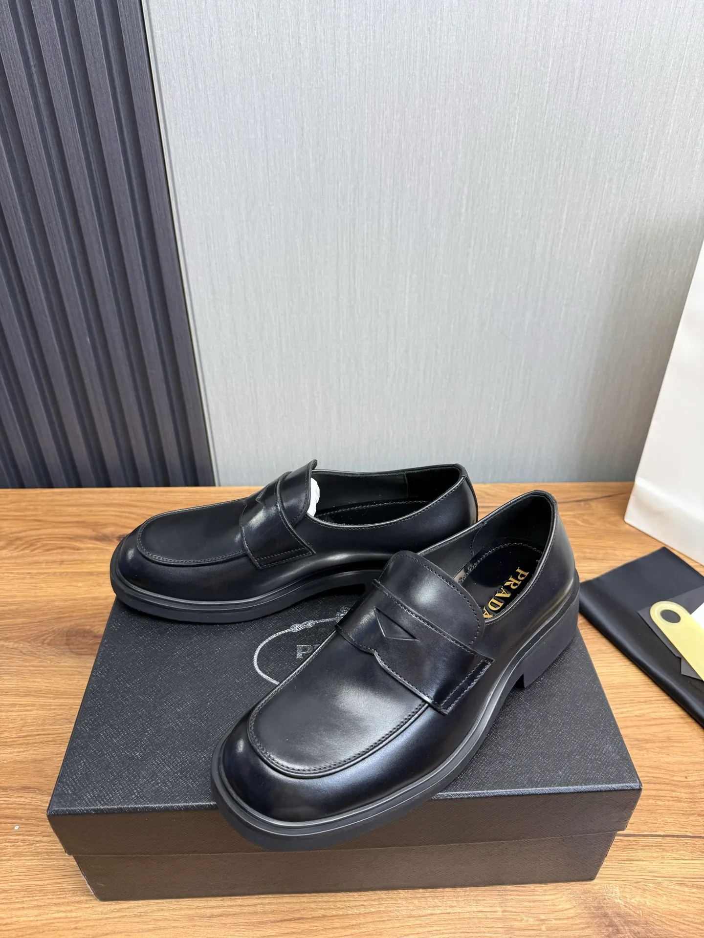 Men's shoes 💰840💰 [PRADA] New models synchronized with the official website, high-quality shipments ✔️Hot-sellers🔥 Original cowhide. Open edge beaded cowhide + cowhide lining, 1🆚1 replica, original lightweight foam outsole, 38-45 (men's 38.45 custom-made, non-refundable)
